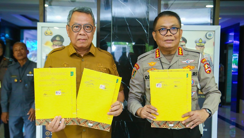 Walikota Tinsel Benyamin Davnie menerima hibah aset berupa tanah dan bangunan yang diserahkan Kapusdik Lantas Polri Kombes Pol Djoni Hendra, Selasa 30 April 2024. (Foto: Dok. Pusdik Lantas) Polri-