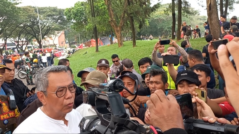 Walikota Tangsel Benyamin Davnie di lokasi kejadian pesawat latih jatuh. (Foto: Disway)