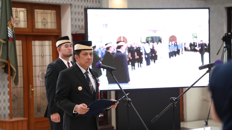 Pj Bupati Tangerang melantik dan mengambil sumpah jabatan 556 ASN Pemkab Tangerang. (Foto: Dok Pemkab)