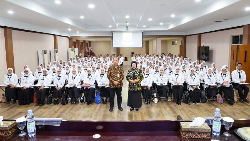 Plh Sekda Banten Virgojanti berfoto bersama PPPK tenaga pendidikan. (Foto: Dok Pemprov Banten)