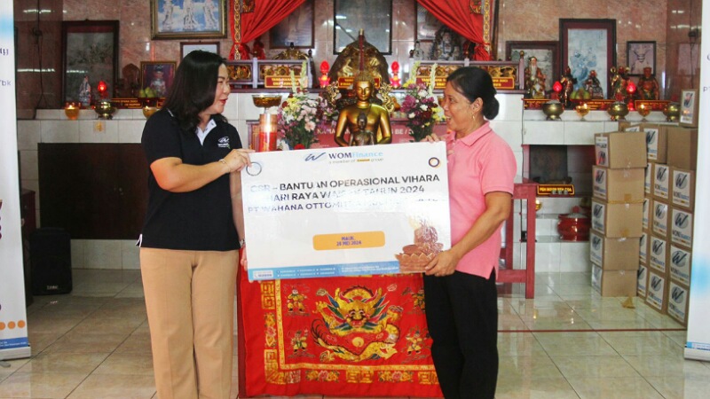 Penyerahan bantuan secara simbolis dari WOM finance ke Vihara Amaravati. Foto: Ist