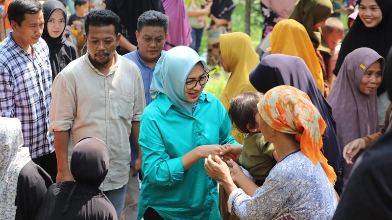 Bakal calon Gubernur Airin Rachmi Diany saat berinteraksi dengan warga. (Foto: AMR/RMB)