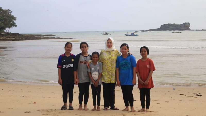 Bacagub Airin Rachmi Diany saat mengunjungi Pantai Pulo Manuk di Kecamatan Bayah. (Foto: Ist/RMB)