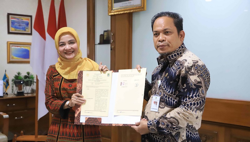 Walikota Tangerang Nurdin bersama Rektor UYI Ati Pramudji Hastuti memperlihatkan perpanjangan MoU Pemkot dengna Kampus UYI. (Foto: Dok Pemkot)