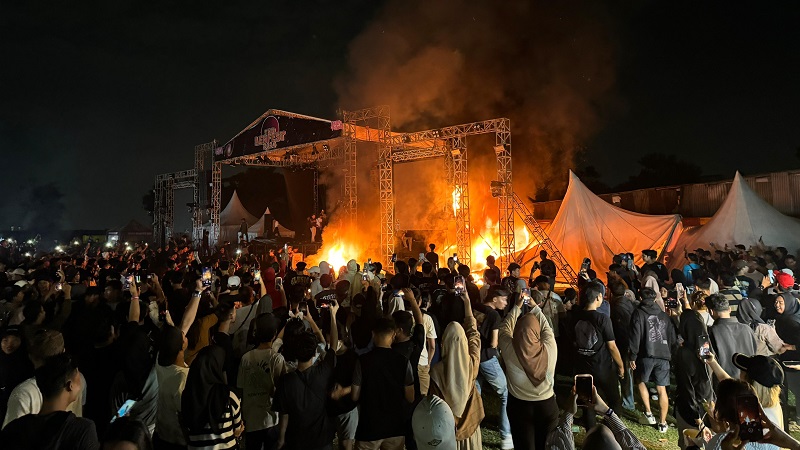 Panggung Lentera Festival di Pasar Kemis Kabupaten Tangerang dibakar penononton. (Foto: Ist/Disway)