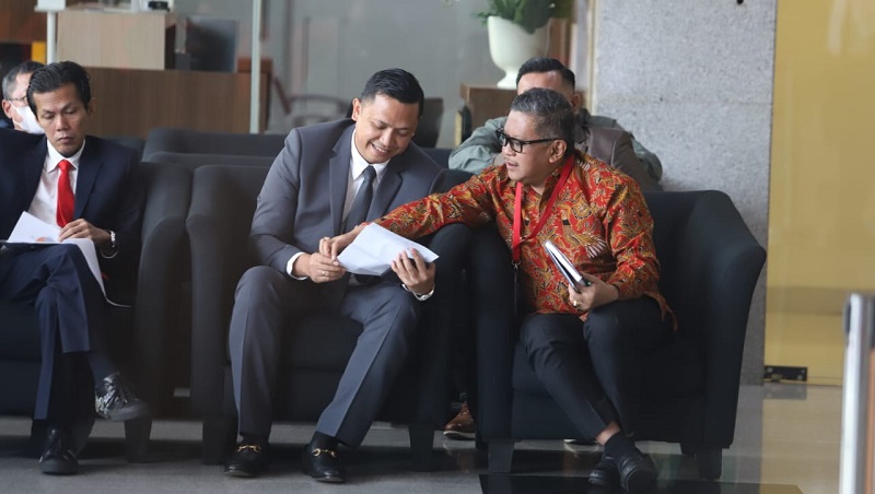 Sekjen PDIP Hasto Kristiyanto bersama pengacara saat di KPK. (Foto: Repro)