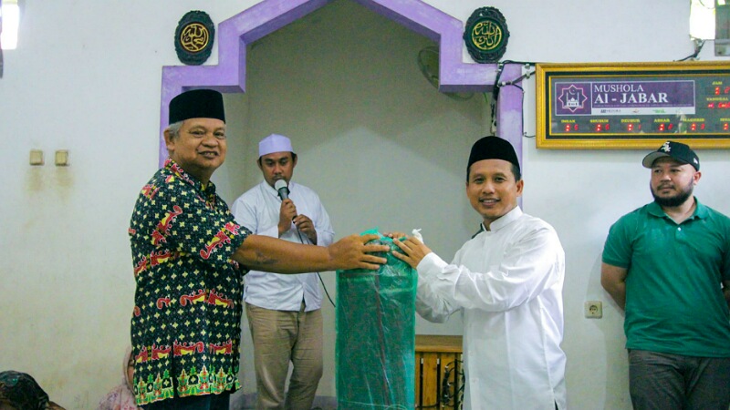 Ketua Gema Keadilan Tangsel, Mustopa (kanan) memberikan bantuan karpet musala. Foto: IST