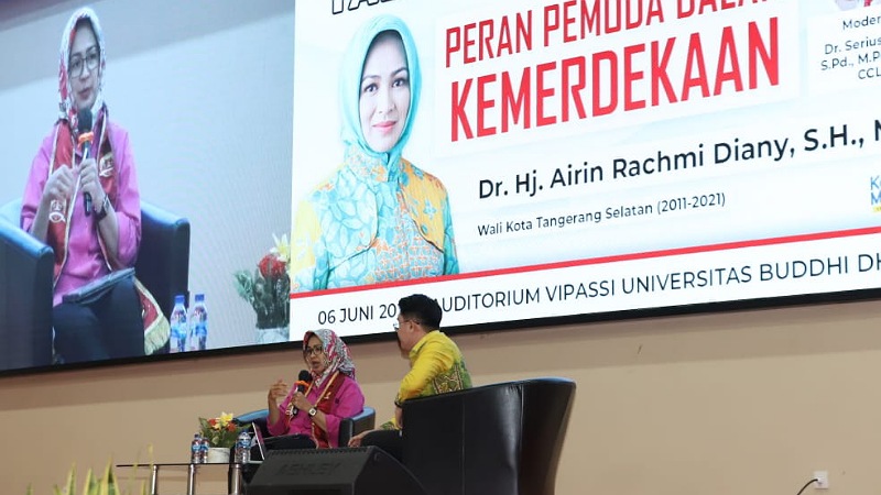 Bacagub Banten Airin Rachmi Diany saat menjadi narasumber di Universitas Budhi Dharma Kota Tangerang. (Foto: AMR/RMB)