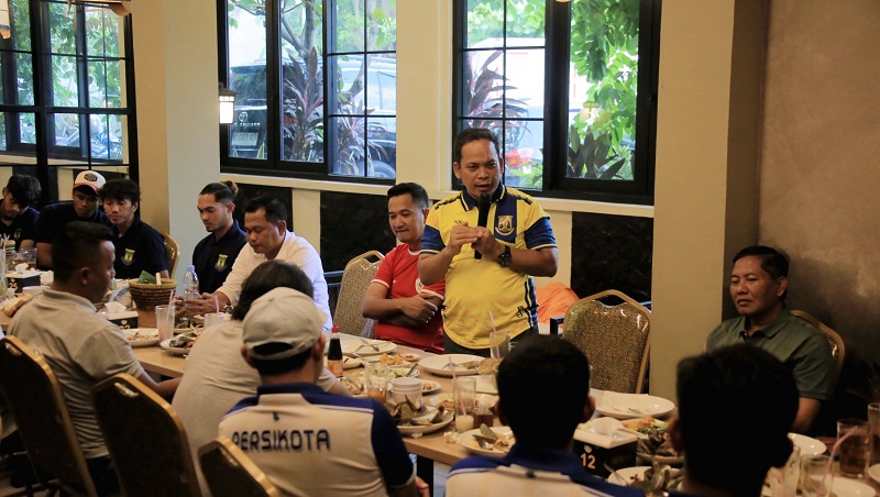 Pj Walikota Tangerang Nurdin dalam jamuan makan dengan Tim Persikota setelah lolos Liga 2. (Foto: Dok Pemkot)