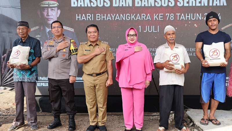 Pj Gubernur Banten Al Muktabar bersama Kapolda Banten Irjen Pol Abdul Karim menngelar Baksos dalam rangla HUT Bhayangkara ke-78. [Foto: Biro Adpimpro Setda Provinsi Banten]