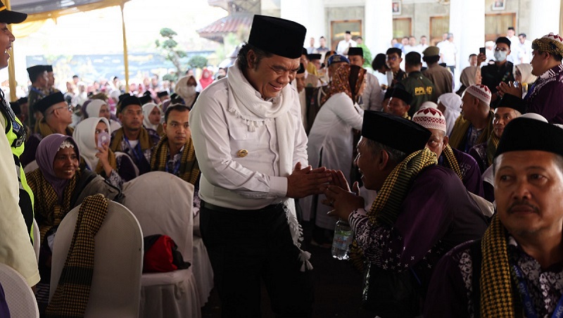 Pj Gubernur Banten Al Muktabar saat melepas jemaah haji asal Kabupaten Serang. (Foto: Biro Adpim dan Protokol)