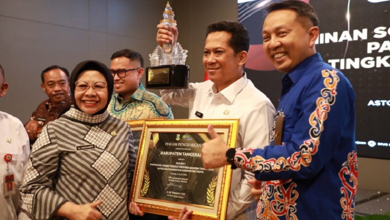 Pj Bupati Tangerang Andi Ony menerima penghargaan juara 1 Paritrana Award yang diserahkan Plh Sekda Banten Virgojanti. (Foto: Dok Pemkot)