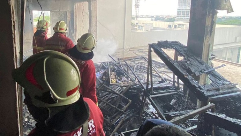 Petugas dari Damkar Tangsel berhasil memadamkan kebakaran di Hotel All Nite & Day di Alam Sutera. (Foto: Ig damkartangselofficial)