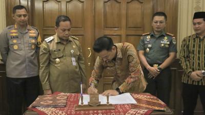 Pemkot Tangerang menerima apresiasi penghargaan dari Kemendagri atas dukungan penuh menyuksekan Pilkada serentak. [Foto" Dok Pemkot Tangerang]