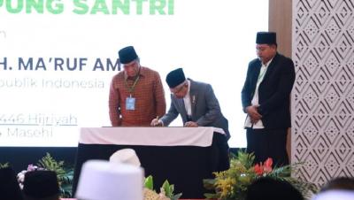 Wapres KH Ma'ruf Amin menandatangi daerah Kresek sebagai Kota Santri. [Foto: Repro]