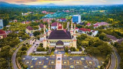 Masjid Raya Al Bantani di KP3B, Kecamatan Curug Kota Serang, Banten dari atas. [Foto: Dok Instagram.com @mulfifansuri].