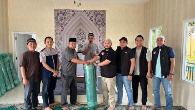 Gema Keadilan Tangsel memberikan bantuan karpet musala di wilayah Ciputat Timur, Tangsel. [Foto: Lani/RMB]