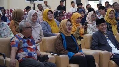 Bakal calon gubernur Banten Airin Rachmi Diany di Aula Universitas Matla'ul Anwar, Pandeglang. [Foto: Ist/RMB]