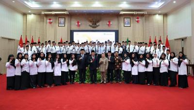 Pj Gubernur Banten Al Muktabar berfoto bersama para kepala sekolah dan pengawas yang baru dilantik. [Foto: Adpim dan Protokol Setda Banten]