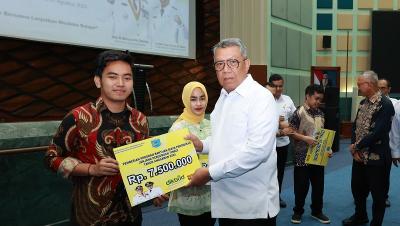 Walikota Tangsel Benyamin Davnie secara simbolis menyerahkan bantuan pendidikan mahasiswa semester akhir. [Foto: Dok Pemkot]