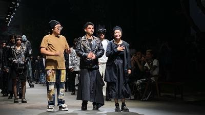 Debut Bespoke Project menampilkan koleksi terbaru mereka dalam pagelaran JF3 Fashion Festival 2024 yang digelar di Salsa Fashion Tent Summarecon Mall Serpong, pada Kamis (1/8). [Foto: Lani/RMB]