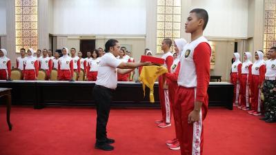 Penyerahan bendera pusaka  dari Pj Gubernur Banten Al Muktabar ke Paskibraka. [Foto: Biro Adpim dan Protokol]