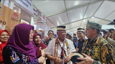 Menteri PUPR  Basuki Hadimoeljono mengunjungi stand UMKM Kabupaten Tangeran di IKN EXPO 2024. [Foto: Dok Pemkab Tangerang]