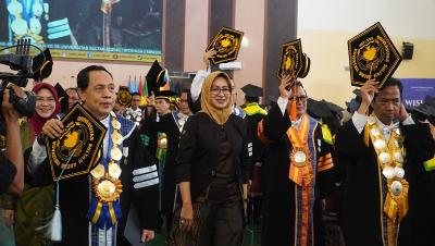 Mantan Walikota Tangsel Airin Rachmi Diany di acara  wisuda IV 2024 Universitas Sultan Ageng Tirtayasa (Untirta). [Foto: AMR/RMB]