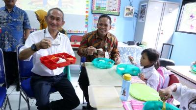 Pj Walikota Tangerang Nurdin (tengah) saat simulasi makan bergizi gratis (MBG) ke siswa di Kota Tangerang. [Fofo: Dok {emkot]