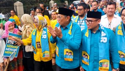 Ketua DPD Golkar Tangsel Airin Rachmi Diany mengantar langsung pendaftaran Benyamin Davnie -Pilar Saga Ichsan di Pilkada Tangsel. [Foto: Repro]