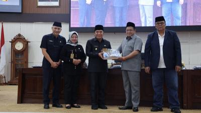 Pj Gubernur Banten Al Muktabar menyampaikan Raperda Provinsi Banten tentang Perubahan APBD TA 2024. [Foto: Dok Pemprov]