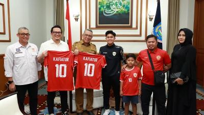 Walikota Tangsel Benyamin Davnie dan pemain Timnas asal Tangsel Kafiatur Rizky yang turut membawa Timnas juara Piala AFF-U19. [Foto: Dok Pemkot]