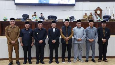 Ketua DPRD Banten Andra Soni dan pimpinan DPRD yang lain berfoto bersama Pj Gubernur Banten Al Muktabar. [Foto: Biro Adpim dan Protokol]