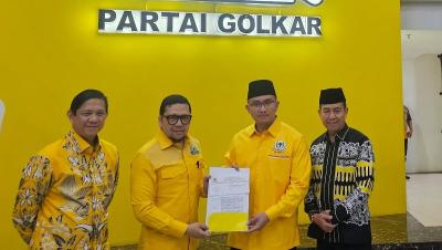 Wakil Ketua Umum DPP Partai Golkar Ahmad Doli Kurnia menyerahkan SK DPP mengusung pasangan Andika Hazrumy-Nanang Supriatna di Pilbup Serang. [Foto: Ist/RMB]