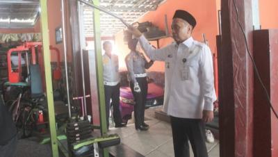 Pj Walikota Serang Yedi Rahmat berkunjung ke tempat latihan  Rizki Juniansyah peraih medali emas Olimpiade Paris 2024. [Foto: Dok Pemkot]