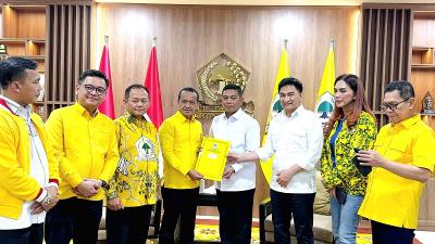 Ketua Umum Golkar Bahlil menyerahkan rekomendasi B1-KWK dukungan di Pilgub Banten ke Andra Soni - Dimyati. [Foto: Ist/RMB]