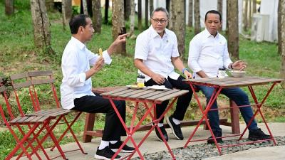 Presiden Jokowi berserta dua anak buahnya Zulkifli Hasan dan  Bahlil Lahadalia, saat menimati suasana IKN. [Foto: BPMI Setpres]