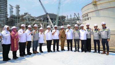 Pj Gubernur Banten Al Muktabar mendampingi Menteri Investasi/Kepala BKPM)Rosan Perkasa Roeslani meninjau kawasan mega proyek pabrik PLCI di Rawa Arum, Kota Cilegon, Rabu (11/9). [Foto: Apimpro Setda Banten]