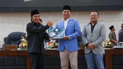 Pj Gubernur Al Muktabar saat menyerahkan Nota Pengantar Gubernur Mengenai Raperda APBD Provinsi Banten Tahun Anggaran 2025. [Foto: Adpimpro Setda Banten]