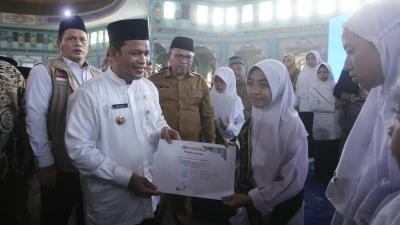 Pj Walikota Tangerang Nurdin menyerahkan ijazah ke salah satu pelajar penghapal Al Quran. [Foto: Dok Pemkot/RMB]