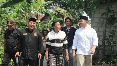 Calon Bupati Serang Andika Hazrumy (baju putih) mendapat dukungan Pendekar Banten Kabupaten Serang. [Foto: AMR/RMB]