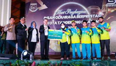 Pjs Walikota Tangsel Tabrani menyerahkan penghargaan kepada insan olahraga beprestasi Kota Tangsel. [Foto: Dok Pemkot]