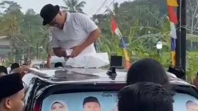 Pria nyawer duit dari atas mobil dinyatakan tidak terbukti melakukan pelanggaran pidana politik uang. [Foto: Repro]