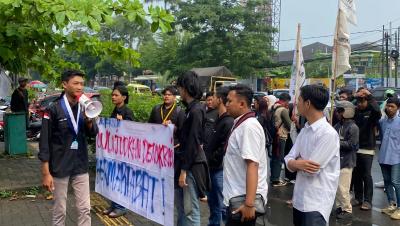 Mahasiswa yang tergabung dalam Forum Komunikasi Mahasiswa Banten (FKMB) menggelar demonstrasi di depan Kantor Bawaslu Banten, Jumat (4/10). [Foto: AMR/RMB]