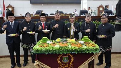 Pj Gubernur Banten dan Pimpinan DPRD Banten sementara  di Rapat Paripurna Istimewa Peringatan HUTe-24 Provinsi Banten. [Foto: Adpimpro Setda Banten]