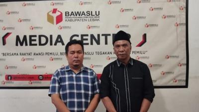 Ketua Asosiasi Pemerintah Desa Seluruh Indonesia (Apdesi) Kabupaten Lebak Rusyadianto, saat memenuhi panggilan Bawaslu. [Foto: AMR/RMB]