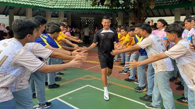 Legenda Timnas Indonesia, Hamka Hamzah meramaikan closing Alstar 2024 SMA Islam Al Azhar BSD. Foto: Lani/RMB