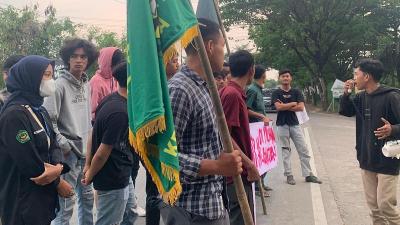 Sejumlah mahasiswa bersuara lantang, meneriakan netralitas ASN dan aparatur lainnya di Pilkada Banten. [Foto: AMR/RMN]