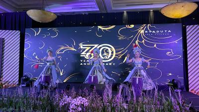 ARYADUTA Lippo Village dan ARYADUTA Country Club merayakan ulang tahun ke-30 dengan tema 'Harmoni Batik Gala Night', yang memadukan unsur seni, budaya, dan keramahtamahan Indonesia. Foto: Istimewa