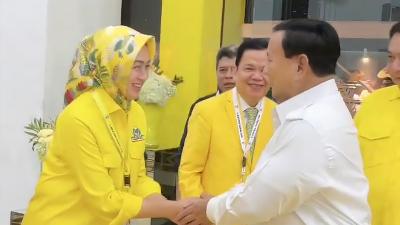 Presiden Prabowo Subianto bersalaman dengan Ketua DPP Golkar Airin Rachmi Diany. [Foto: AMR/RMN]